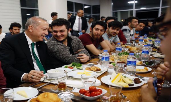 Cumhurbaşkanı Erdoğan'dan sahur vakti sürpriz ziyaret