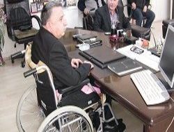 Görevine tekerlekli sandalyeyle döndü