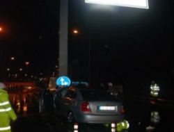 Ankara da otomobil elektrik direğine çarpttı
