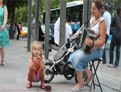 Sokak müzisyeni anne-kız