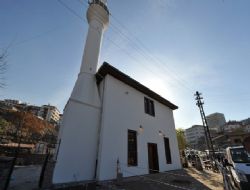 Yanan tarihi cami restore edildi