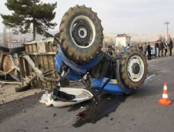 Ehliyetsiz sürücünün kullandığı traktör devrildi