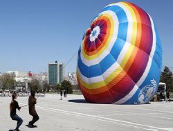 ‘UNICEF’ balonu Ankara’da şişti