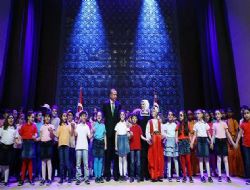 Cumhurbaşkanı Erdoğan çocuklarla şarkı söyledi