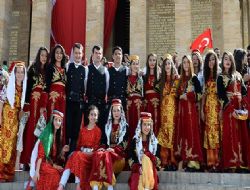 Türk gençliği Anıtkabir de