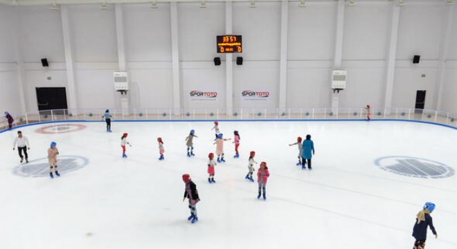 40 çocuk buz pateniyle tanıştı