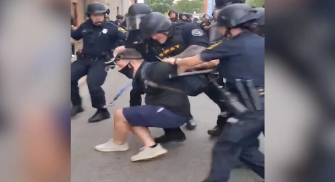 ABD’de kaos: Aracını polisin üzerine sürdü, başka eyalette ise basın mensupları tutuklandı