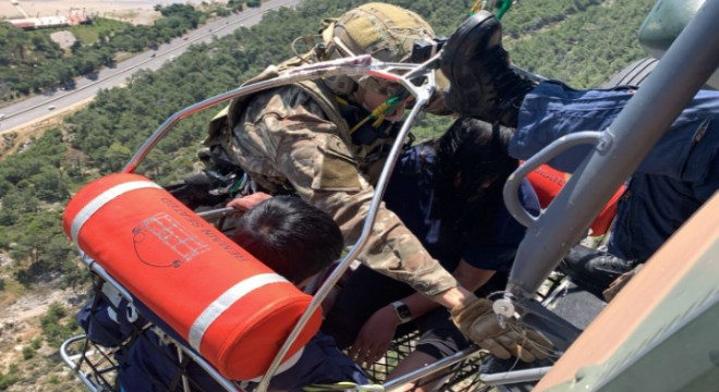 AS-532 Couger tipi helikopterden Antalya’daki kurtarma çalışmalarına destek