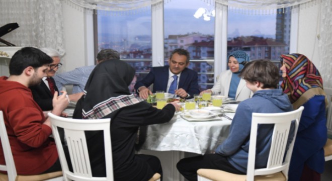Bakan Özer ve eşi, öğretmen çiftin iftar sofrasına konuk oldu