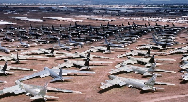 Binlerce uçak çöllere park edildi