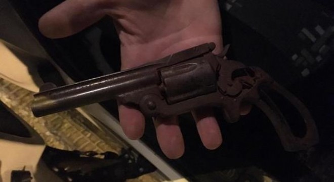 Dedesinden yadigarı silahı satarken yakalandı