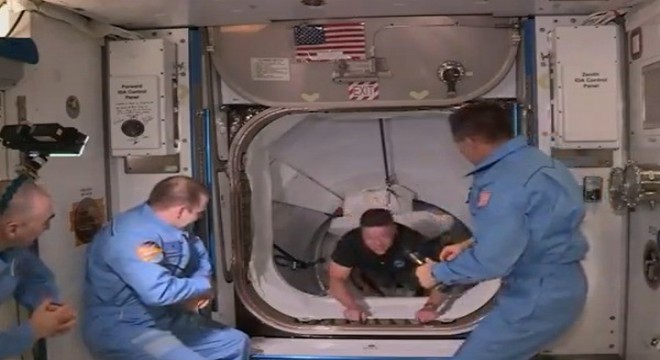 İlk özel uzay mekiğindeki astronotlar Uzay İstasyonu na geçti