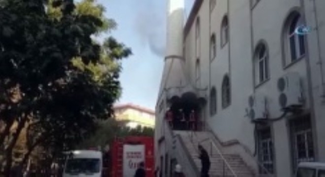 İstanbul da camide yangın! Ekipler olay yerinde
