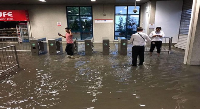 İstanbul da metro istasyonlarını su bastı