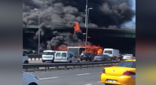 İstanbul da metrobüs yangını