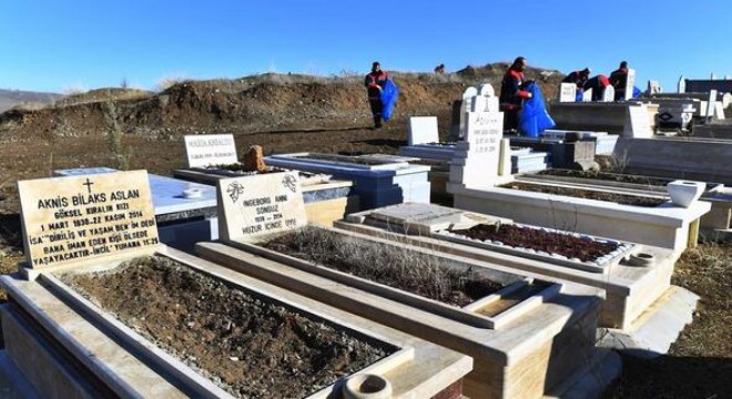Kırılan mezarlar onarılıyor