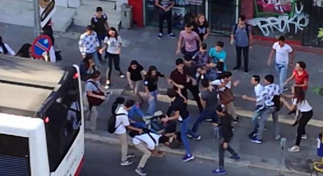 Liseliler İzmir i birbirine kattı... Büyük kavga