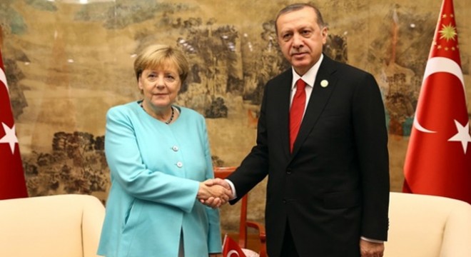 Merkel den Türkiye ye övgü: Suriyeli sığınmacılara yönelik çabaları takdire şayan