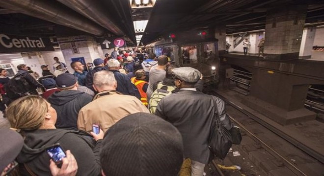 New York metrosu 114 yıllık tarihinde ilk defa durdu