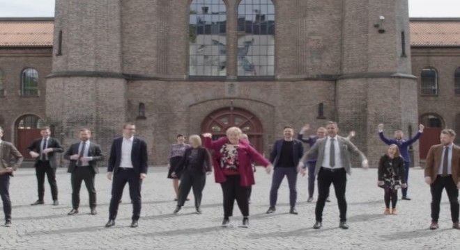Norveç Hükümeti Tam Kadro Dans Pistinde