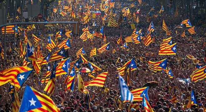 Pazar günü referandum olacak mı? Katalonlardan sonra İspanyollar da bayrak asmaya başladı...