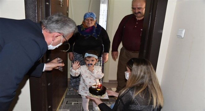 Sağlık çalışanı anne ve 3. yaşına giren kızı Ayşe Sena’ya doğum günü sürprizi