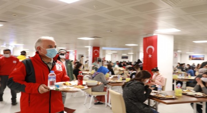 Sağlık çalışanlarına Kızılay'dan iftar yemeği