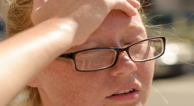 Sıcak günlerde görülen baş ağrısı ve kusma güneş çarpması belirtisi olabilir