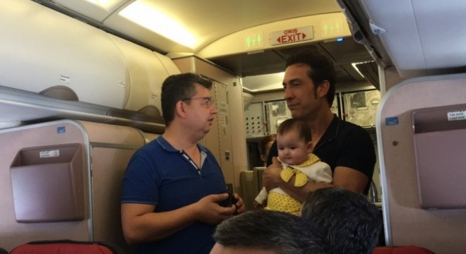 Ünlü sanatçı Kıraç, uçakta yolcuların bebeklerini gezdirdi
