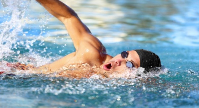Yüzerken yapılan hatalar omuz ağrısına neden olabiliyor