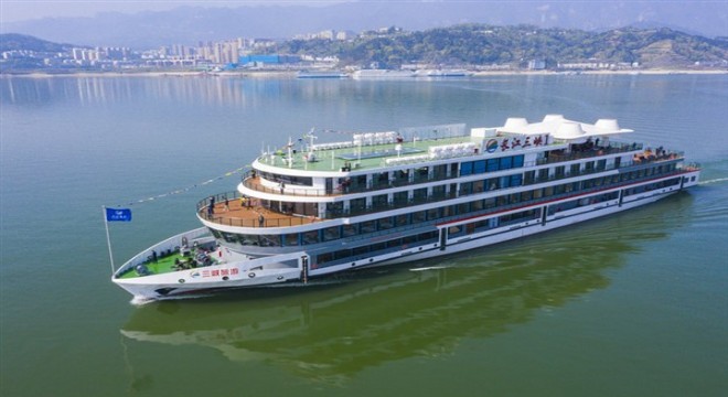 Çin’in elektrikli yolcu gemisi ilk yolculuğuna çıktı