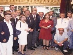 Yeni üyeler rozet taktı