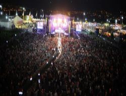 Büyük Ankara Festivali nde 90 lar Konseri