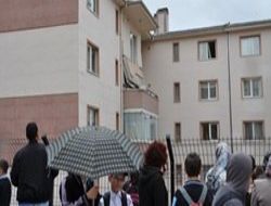 Balkon çöktü