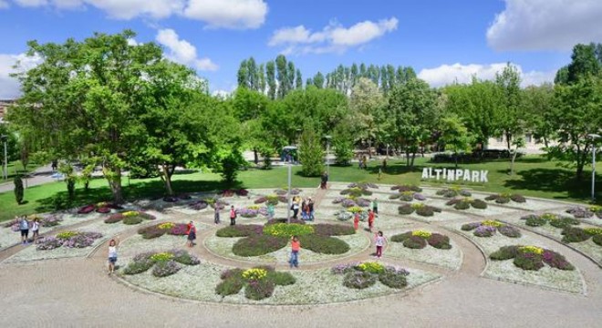 Altınpark’a dev çiçek figürü