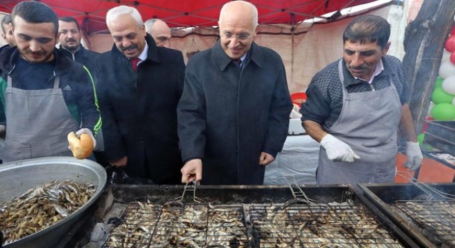 Başkan Yaşar’dan ekmek arası hamsi