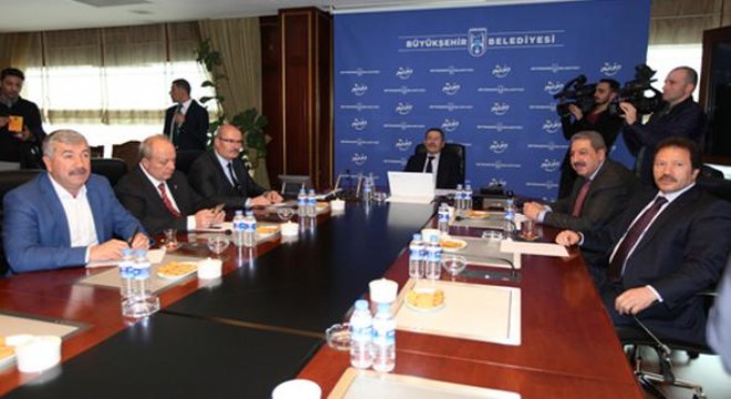 Fuarda düğüm çözülüyor