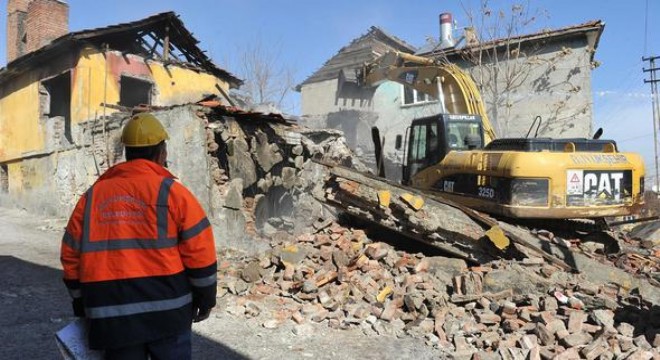 Oturulamaz raporlu yapılar yıkılıyor