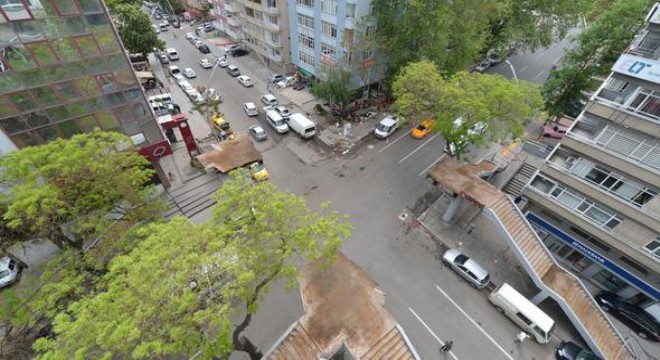 Yıpranan üst geçit kaldırıldı