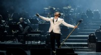 Yalın 'Unutulmaz Şarkılar' konserinde dakikalarca alkışlandı